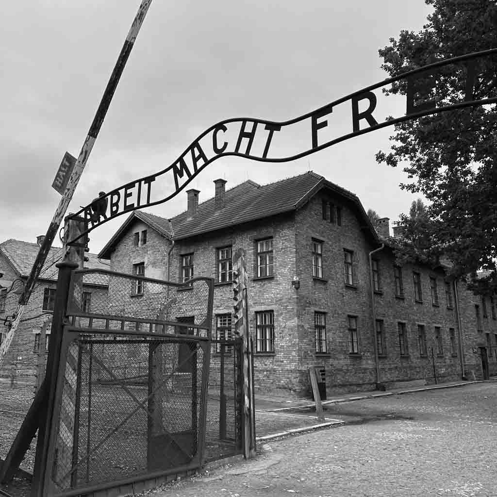 Tor des Konzentrationslagers Auschwitz mit dem Schriftzug "ARBEIT MACHT FREI"